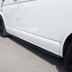 Poslenksčiai / Slenksčių Apdailos, komplektas skirtas VW T5 / T5.1 / T6 / T6.1 su trumpa baze, juodi blizgūs