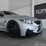 Performance Priekinio bamperio Pažeminimas skirtas BMW F80 / F82 / F83, juodas blizgus - V2 SUTVIRTINTA VERSIJA