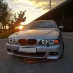 Priekinis M bamperis skirtas BMW E39, su PDC ir žibintų apiplovimų angomis, su tamsintais priešrūkiniais