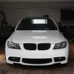 M3 išvaizdos Priekinis Bamperis skirtas BMW E90 / E91 (05-08), be PDC, be apiplovimų angų, su tamsintais priešrūkiniais