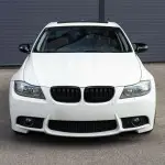 Performance dvigubos grotelės, komplektas skirtas BMW E90 / E91 LCI (08-11), juodos blizgios