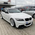 Performance dvigubos grotelės, komplektas skirtas BMW E90 / E91 LCI (08-11), juodos blizgios