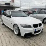 Performance dvigubos grotelės, komplektas skirtas BMW E90 / E91 LCI (08-11), juodos blizgios