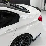 M4 style galinio dangčio spoileris skirtas BMW F30 / F80 (11-18), juodas blizgus