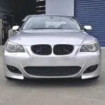 M look Priekinis Bamperis skirtas BMW E60 / E61 PRE-LCI (03-07) su 24 mm PDC angomis, su tamsintais priešrūkiniais