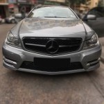 C63 išvaizdos Priekinės Grotelės skirtos Mercedes W204 / S204 / C204 (07-14), juodos blizgios