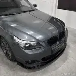 HM Priekinis Pažeminimas skirtas BMW E60 / E61 su M Tech bamperiu, juodas blizgus, V2 - SUSTIPRINTA VERSIJA