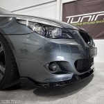 HM-style Priekinis Pažeminimas skirtas BMW E60 / E61 su M Tech bamperiu, juodas blizgus, V2 - SUSTIPRINTA VERSIJA