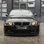 Priekinis Pažeminimas skirtas BMW E90 / E91 su M3 išvaizdos bamperiu, juodas blizgus