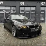 Priekinis Pažeminimas skirtas BMW E90 / E91 su M3 išvaizdos bamperiu, juodas blizgus