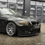 Priekinis Pažeminimas skirtas BMW E90 / E91 su M3 išvaizdos bamperiu, juodas blizgus
