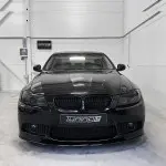 Priekinis Pažeminimas skirtas BMW E90 / E91 su M3 išvaizdos bamperiu, juodas blizgus