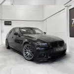 Priekinis Pažeminimas skirtas BMW E90 / E91 su M3 išvaizdos bamperiu, juodas blizgus