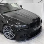 Priekinis Pažeminimas skirtas BMW E90 / E91 su M3 išvaizdos bamperiu, juodas blizgus