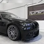 Priekinis Pažeminimas skirtas BMW E90 / E91 su M3 išvaizdos bamperiu, juodas blizgus