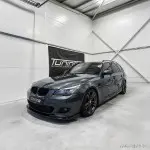 Priekinės Grotelės, komplektas skirtas BMW E60 / E61, juodos blizgios