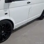 MX Poslenksčiai / Slenksčių Apdailos, komplektas skirtas VW T5 / T5.1 / T6 / T6.1 su trumpa baze, juodi blizgūs