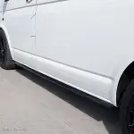 MX Poslenksčiai / Slenksčių Apdailos, komplektas skirtas VW T5 / T5.1 / T6 / T6.1 su trumpa baze, juodi blizgūs