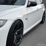 F-PERFORMANCE Poslenksčiai / Slenksčių apdailos, komplektas skirtas BMW E90 / E91 (05-11), juodi blizgūs