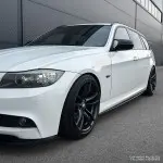F-PERFORMANCE Poslenksčiai / Slenksčių apdailos, komplektas skirtas BMW E90 / E91 (05-11), juodi blizgūs