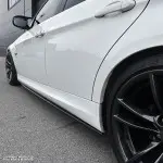 F-PERFORMANCE Poslenksčiai / Slenksčių apdailos, komplektas skirtas BMW E90 / E91 (05-11), juodi blizgūs