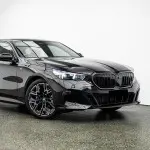 LED Priekinės Grotelės su moduliu, skirtos BMW G60 / G61 (23-), juodos blizgios