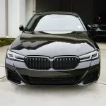 Priekinės Grotelės skirtos BMW G30 / G31 / F90 LCI (21-23), juodos blizgios