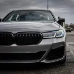 Priekinės Grotelės skirtos BMW G30 / G31 / F90 LCI (21-23), juodos blizgios