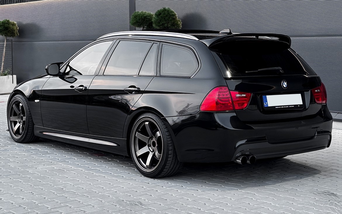 Sumontuotas mūsų BMW E91 Spoileris, priekinis Pažeminimas ir M veidrodėlių dangteliai 
