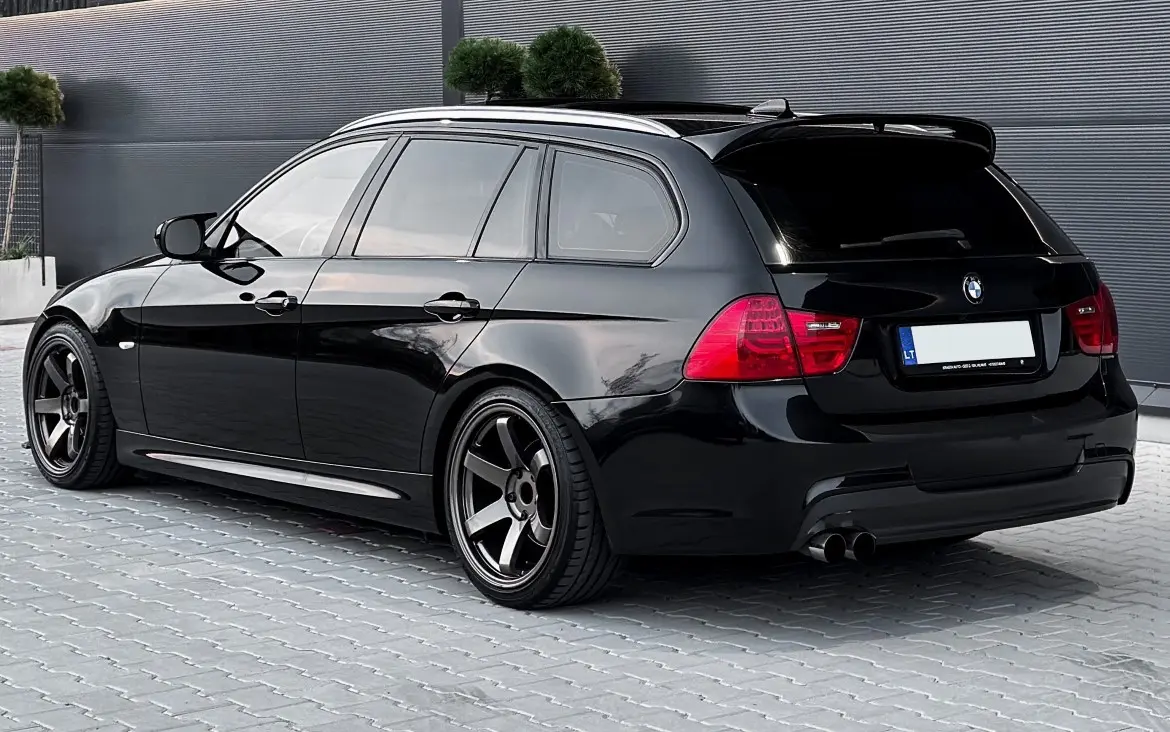 Sumontuotas mūsų BMW E91 Spoileris, priekinis Pažeminimas ir M veidrodėlių dangteliai 